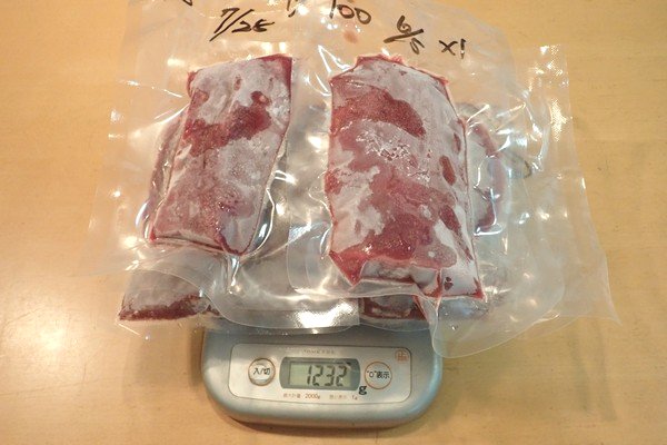 SiSO-LAB☆ふるさと納税・ジビエ・岐阜県山県市・シカ肉約1.1kg。全部スケールに乗せたら1.2kgオーバー。