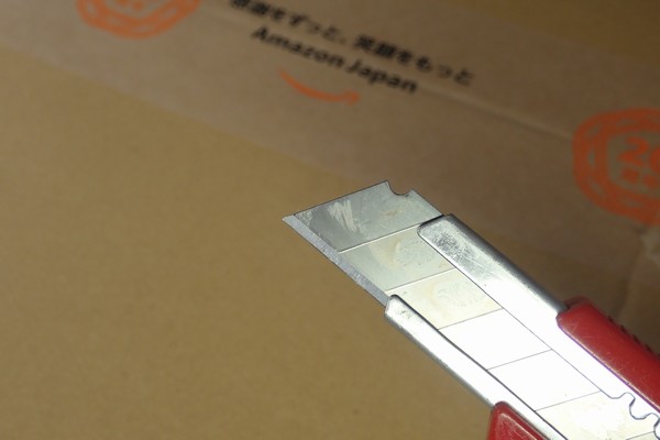 SiSO-LAB☆アマゾンジャパン20周年。梱包テープ。剥がしにくいのでカッター使用。
