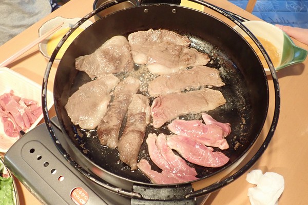 SiSO-LAB☆ふるさと納税・北海道鷹栖町・エゾ鹿肉モモスライスで紅葉すき焼き。まずは鹿肉を焼いていくよ。