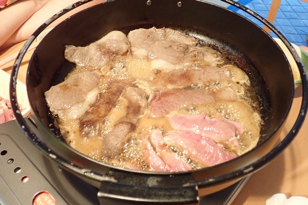 SiSO-LAB☆ふるさと納税・北海道鷹栖町・エゾ鹿肉モモスライスで紅葉すき焼き。割り下をひと煮立ちさせて…。