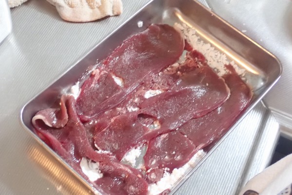 SiSO-LAB☆ふるさと納税・ジビエ・エゾ鹿肉の生姜焼き。鹿肉に片栗粉をまぶしていくのですが、鹿肉が多い…。
