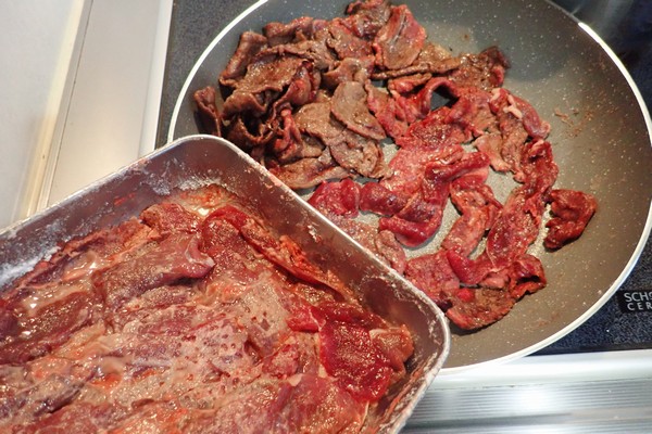SiSO-LAB☆ふるさと納税・ジビエ・エゾ鹿肉の生姜焼き。鹿肉を焼いていくのですが、鹿肉が多い。寄せては焼き…を繰り返す。