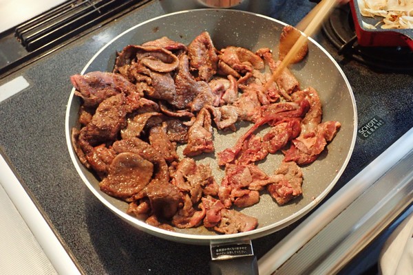 SiSO-LAB☆ふるさと納税・ジビエ・エゾ鹿肉の生姜焼き。鹿肉を焼いていくのですが、鹿肉が多い。寄せては焼き…を繰り返すの最後。