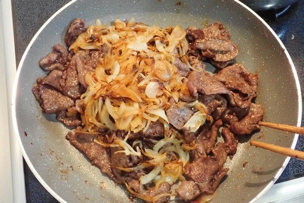 SiSO-LAB☆ふるさと納税・ジビエ・エゾ鹿肉の生姜焼き。鹿肉を焼いていくのですが、鹿肉に玉ねぎ追加。