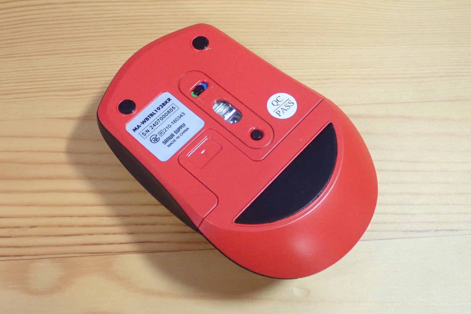 サンワサプライ SANWA SUPPLY マウス Bluetooth ワイヤレス 無線 両対応 静音 ブルーLED 5ボタン マルチペアリング レシーバー収納 5ボタン カウント切り替え機能 機能割り当て 中型サイズ Bluetooth5.0 2.4GHz MA-WBTBL193BKR