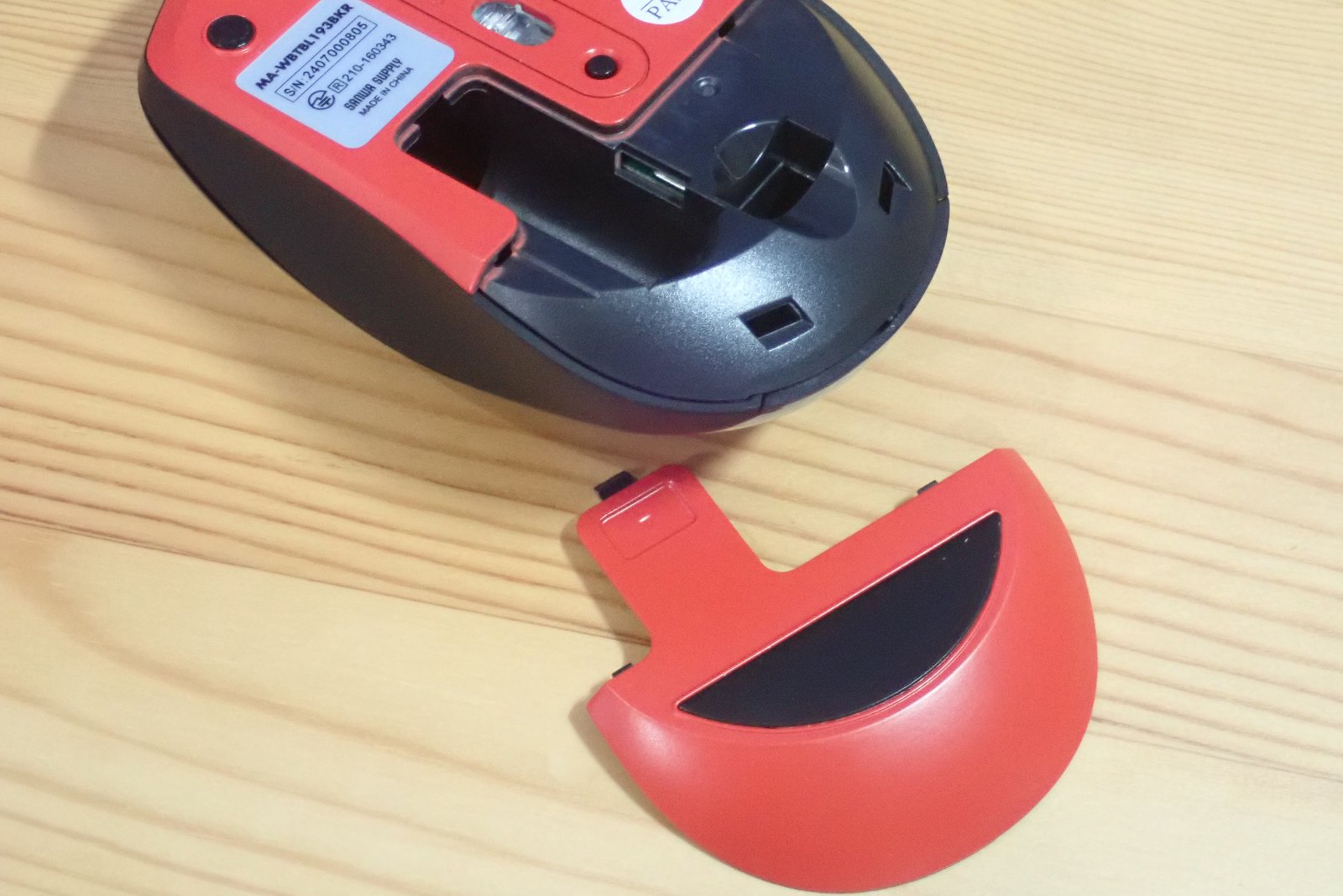 サンワサプライ SANWA SUPPLY マウス Bluetooth ワイヤレス 無線 両対応 静音 ブルーLED 5ボタン マルチペアリング レシーバー収納 5ボタン カウント切り替え機能 機能割り当て 中型サイズ Bluetooth5.0 2.4GHz MA-WBTBL193BKR