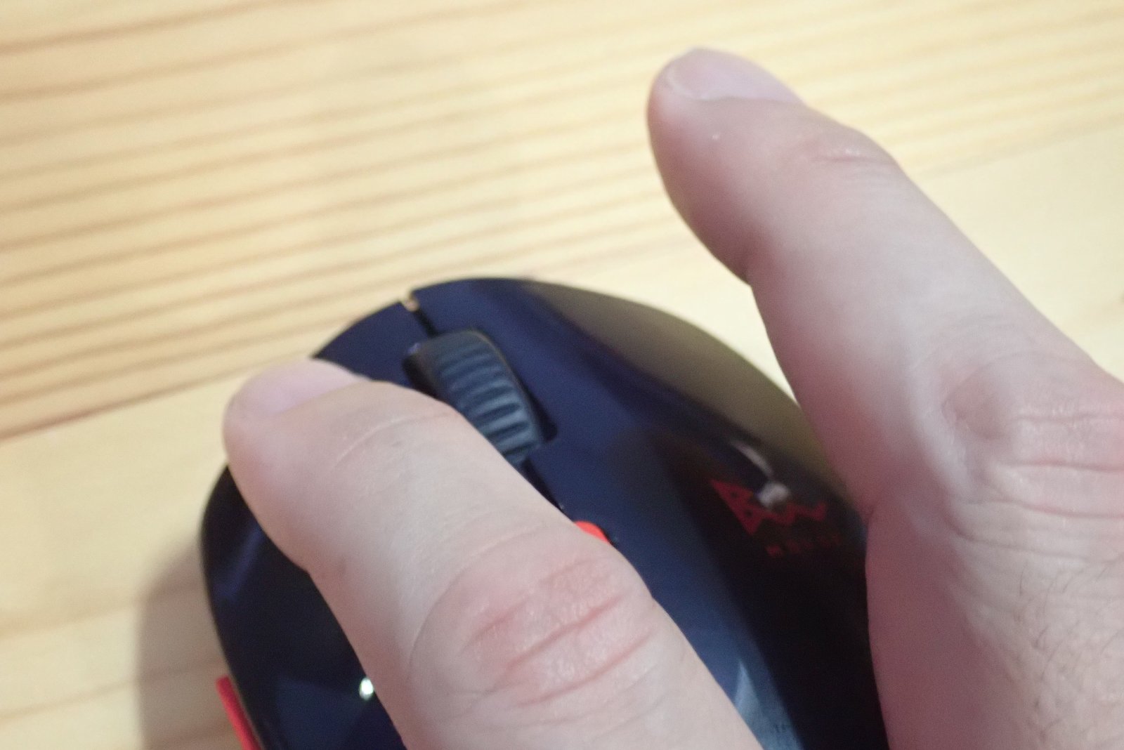 サンワサプライ SANWA SUPPLY マウス Bluetooth ワイヤレス 無線 両対応 静音 ブルーLED 5ボタン マルチペアリング レシーバー収納 5ボタン カウント切り替え機能 機能割り当て 中型サイズ Bluetooth5.0 2.4GHz MA-WBTBL193BKR