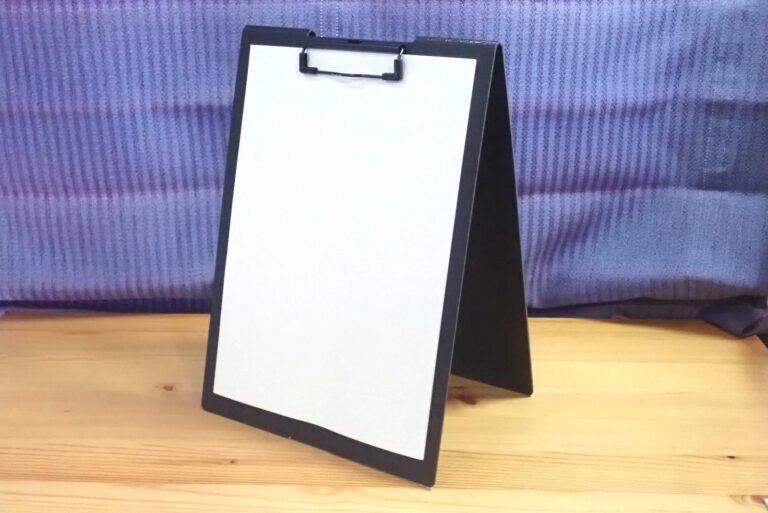 オススメのA4クリップボード！メモパッドのように書きやすい360度折り返し可能なタテ開きタイプ、スタンドにもなるよ